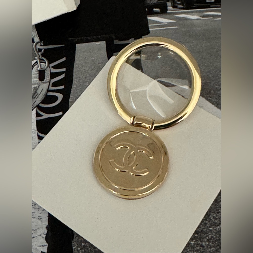 CHANEL Beauty Beaute Gold Phone Finger Ring Holder - Picture 6 of 8